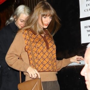 Taylor Swift adopte le style androgyne de l'automne en sortant d'un dîner au Minetta Tavern. Elle porte un pull à motifs et un pantalon marron, avec des chaussures en cuir marron pour compléter son look, tandis que les caméras filment chacun de ses mouvements.