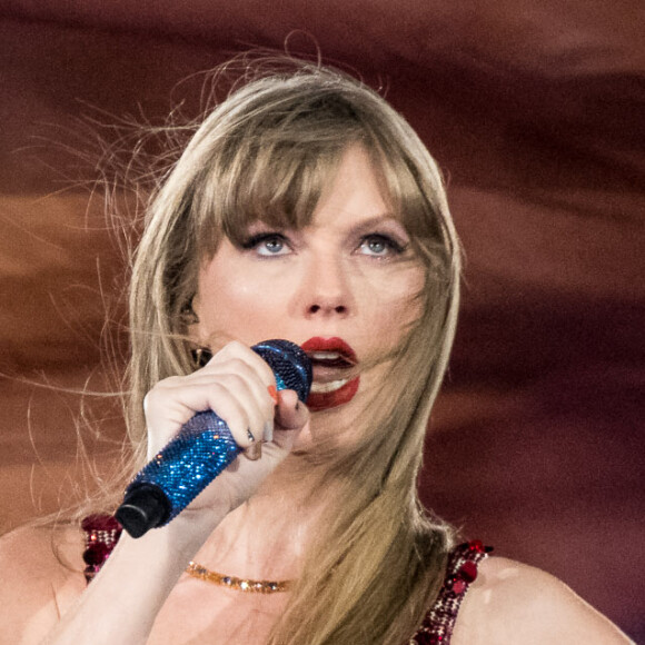 Dans le cadre de sa nouvelle tournée, la célèbre chanteuse a assuré un concert à Rio malgré la canicule qui sévit actuellement dans le pays.
Photo © 2023 RS Fotos/The Grosby Group Buenos Aires, 9 novembre 2023 Taylor Swift ne peut cacher son bonheur après avoir reçu la chaleur du public argentin lors de son tout premier concert dans le pays. Il s'agit du premier concert d'une série de trois, tous à guichets fermés, dans le cadre de sa tournée Eras Tour.