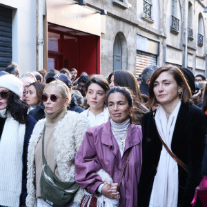 Isabelle Adjani participe à la marche silencieuse pour la paix au Proche-Orient, entre l'Institut du monde arabe et le musée d'art et d'histoire du judaïsme à Paris, le 19 novembre 2023. © Denis Guignebourg / Bestimage