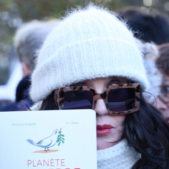 Isabelle Adjani participe à la marche silencieuse pour la paix au Proche-Orient, entre l'Institut du monde arabe et le musée d'art et d'histoire du judaïsme à Paris, le 19 novembre 2023. © Denis Guignebourg / Bestimage