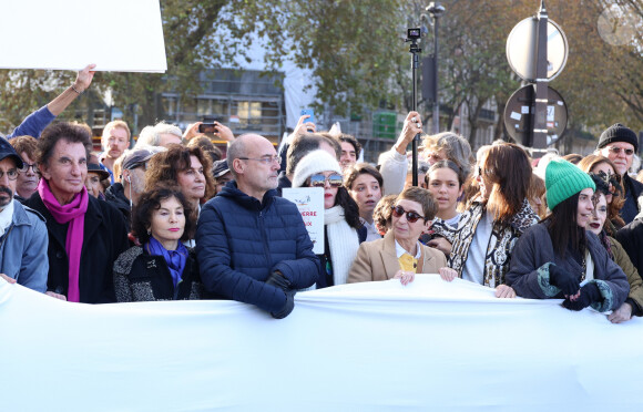 Isabelle Adjani participe à la marche silencieuse pour la paix au Proche-Orient, entre l'Institut du monde arabe et le musée d'art et d'histoire du judaïsme à Paris, le 19 novembre 2023. © Denis Guignebourg / Bestimage