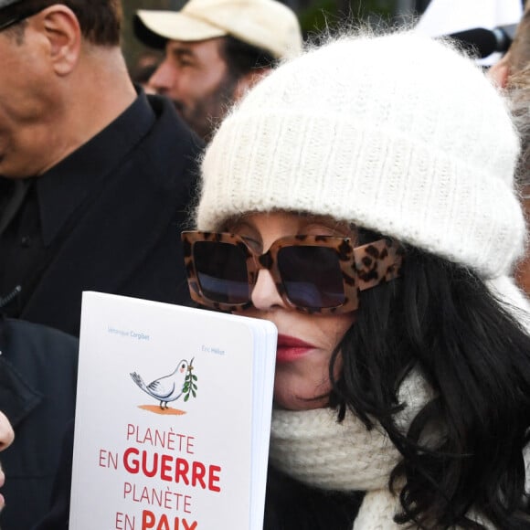 Isabelle Adjani participe à la marche silencieuse pour la paix au Proche-Orient, entre l'Institut du monde arabe et le musée d'art et d'histoire du judaïsme à Paris, le 19 novembre 2023. © Denis Guignebourg / Bestimage