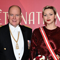 Charlene de Monaco scintillante : rouge à lèvres et robe incandescente pour une grande soirée au bras d'Albert