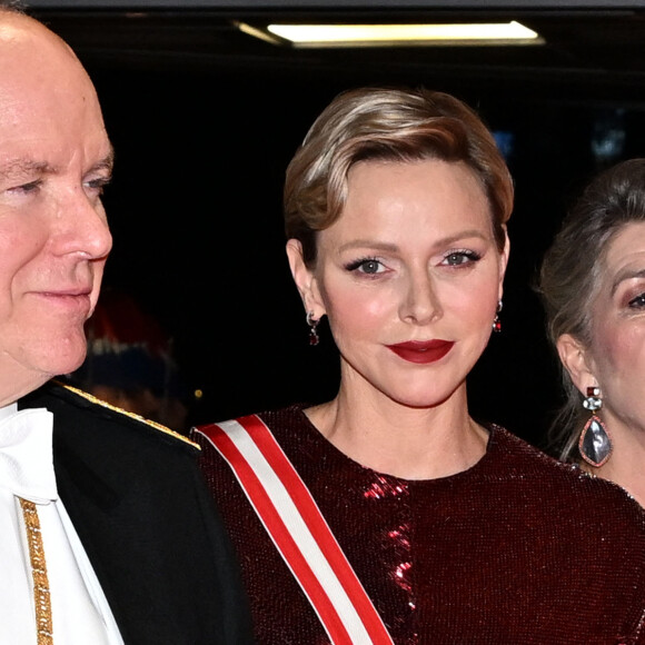 Une belle soirée qui concluait une longue journée. 
Le prince Albert II de Monaco était accompagné par son éppuse la princesse Charlene, la princesse Caroline de Hanovre, sa fille la princesse Alexandra de Hanovre, Sean et Chantell Wittstock pour assister à la traditionnelle soirée de la Fête Nationale Monégasque au Grimaldi Forum à Monaco, le 19 novembre 2019. La Famille Princière et leurs convives ont assisté à un spectacle lyrique "Caruso à Monaco". © Bruno Bebert-Dominique Jacovides / Bestimage 