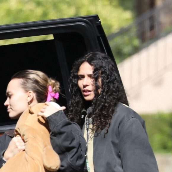 Exclusif - Lily-Rose Depp et sa compagne 070 Shake (Danielle Balbuena) seraient en train d'emménager dans une nouvelle maison dans les collines de Los Angeles le 11 novembre 2023. Lily-Rose a pris soin d'apporter sa peluche préférée ; un signe que le jeune couple va rester longtemps.