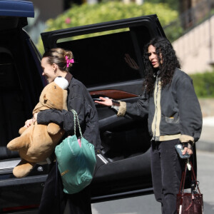 Exclusif - Lily-Rose Depp et sa compagne 070 Shake (Danielle Balbuena) seraient en train d'emménager dans une nouvelle maison dans les collines de Los Angeles le 11 novembre 2023. Lily-Rose a pris soin d'apporter sa peluche préférée ; un signe que le jeune couple va rester longtemps.