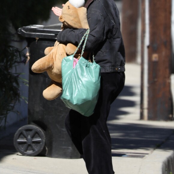 Exclusif - Lily-Rose Depp et sa compagne 070 Shake (Danielle Balbuena) seraient en train d'emménager dans une nouvelle maison dans les collines de Los Angeles le 11 novembre 2023. Lily-Rose a pris soin d'apporter sa peluche préférée ; un signe que le jeune couple va rester longtemps.