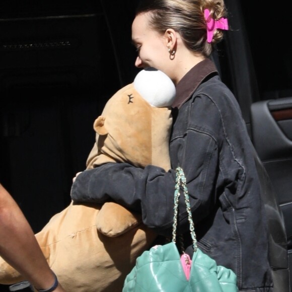 Exclusif - Lily-Rose Depp et sa compagne 070 Shake (Danielle Balbuena) seraient en train d'emménager dans une nouvelle maison dans les collines de Los Angeles le 11 novembre 2023. Lily-Rose a pris soin d'apporter sa peluche préférée ; un signe que le jeune couple va rester longtemps.