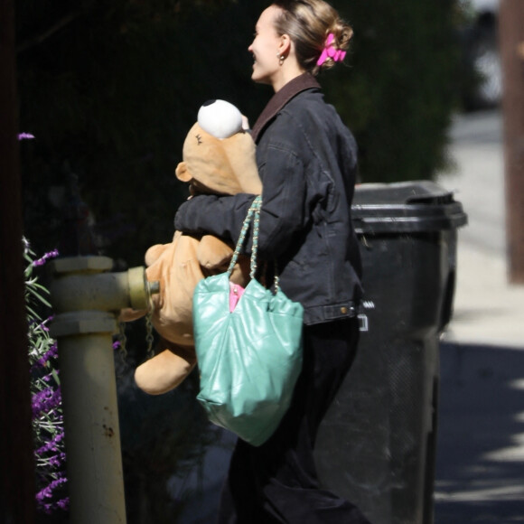 Exclusif - Lily-Rose Depp et sa compagne 070 Shake (Danielle Balbuena) seraient en train d'emménager dans une nouvelle maison dans les collines de Los Angeles le 11 novembre 2023. Lily-Rose a pris soin d'apporter sa peluche préférée ; un signe que le jeune couple va rester longtemps.