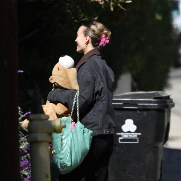 Exclusif - Lily-Rose Depp et sa compagne 070 Shake (Danielle Balbuena) seraient en train d'emménager dans une nouvelle maison dans les collines de Los Angeles le 11 novembre 2023. Lily-Rose a pris soin d'apporter sa peluche préférée ; un signe que le jeune couple va rester longtemps.