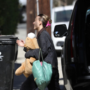 La comédienne et mannequin de 24 ans et sa compagne Danielle Balbuena, plus connue sous le pseudo de 070 Shake, ont en effet été aperçues en train de se rendre dans une nouvelle maison dans les hauteurs de Los Angeles.
Exclusif - Lily-Rose Depp et sa compagne 070 Shake (Danielle Balbuena) seraient en train d'emménager dans une nouvelle maison dans les collines de Los Angeles le 11 novembre 2023. Lily-Rose a pris soin d'apporter sa peluche préférée ; un signe que le jeune couple va rester longtemps.