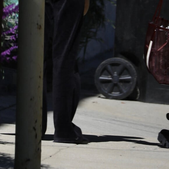 Exclusif - Lily-Rose Depp et sa compagne 070 Shake (Danielle Balbuena) seraient en train d'emménager dans une nouvelle maison dans les collines de Los Angeles le 11 novembre 2023. Lily-Rose a pris soin d'apporter sa peluche préférée ; un signe que le jeune couple va rester longtemps.