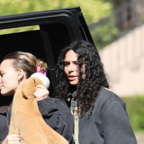 Exclusif - Lily-Rose Depp et sa compagne 070 Shake (Danielle Balbuena) seraient en train d'emménager dans une nouvelle maison dans les collines de Los Angeles le 11 novembre 2023. Lily-Rose a pris soin d'apporter sa peluche préférée ; un signe que le jeune couple va rester longtemps.