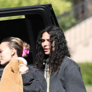 Exclusif - Lily-Rose Depp et sa compagne 070 Shake (Danielle Balbuena) seraient en train d'emménager dans une nouvelle maison dans les collines de Los Angeles le 11 novembre 2023. Lily-Rose a pris soin d'apporter sa peluche préférée ; un signe que le jeune couple va rester longtemps.