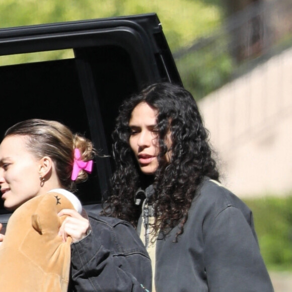 Exclusif - Lily-Rose Depp et sa compagne 070 Shake (Danielle Balbuena) seraient en train d'emménager dans une nouvelle maison dans les collines de Los Angeles le 11 novembre 2023. Lily-Rose a pris soin d'apporter sa peluche préférée ; un signe que le jeune couple va rester longtemps.