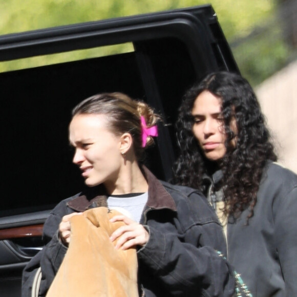Exclusif - Lily-Rose Depp et sa compagne 070 Shake (Danielle Balbuena) seraient en train d'emménager dans une nouvelle maison dans les collines de Los Angeles le 11 novembre 2023. Lily-Rose a pris soin d'apporter sa peluche préférée ; un signe que le jeune couple va rester longtemps.