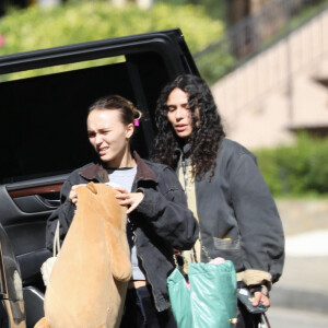 Lily-Rose Depp et la rappeuse 070 Shake, dont le vrai nom est Danielle, semblent inséparables.
Exclusif - Lily-Rose Depp et sa compagne 070 Shake (Danielle Balbuena) seraient en train d'emménager dans une nouvelle maison dans les collines de Los Angeles. Lily-Rose a pris soin d'apporter sa peluche préférée ; un signe que le jeune couple va rester longtemps.