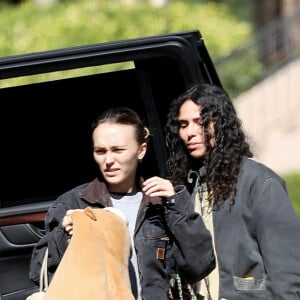 Exclusif - Lily-Rose Depp et sa compagne 070 Shake (Danielle Balbuena) seraient en train d'emménager dans une nouvelle maison dans les collines de Los Angeles le 11 novembre 2023. Lily-Rose a pris soin d'apporter sa peluche préférée ; un signe que le jeune couple va rester longtemps.