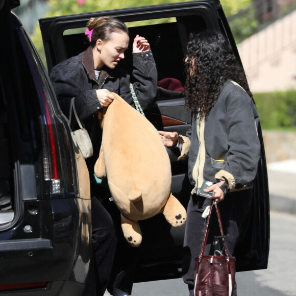 Un bonheur qu'elle partage à deux avec sa petite amie, après que le couple a officialisé en mai dernier.
Exclusif - Lily-Rose Depp et sa compagne 070 Shake (Danielle Balbuena) seraient en train d'emménager dans une nouvelle maison dans les collines de Los Angeles le 11 novembre 2023. Lily-Rose a pris soin d'apporter sa peluche préférée ; un signe que le jeune couple va rester longtemps.