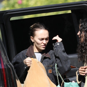 Exclusif - Lily-Rose Depp et sa compagne 070 Shake (Danielle Balbuena) seraient en train d'emménager dans une nouvelle maison dans les collines de Los Angeles le 11 novembre 2023. Lily-Rose a pris soin d'apporter sa peluche préférée ; un signe que le jeune couple va rester longtemps.