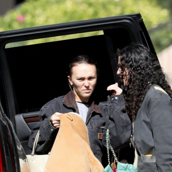 Exclusif - Lily-Rose Depp et sa compagne 070 Shake (Danielle Balbuena) seraient en train d'emménager dans une nouvelle maison dans les collines de Los Angeles le 11 novembre 2023. Lily-Rose a pris soin d'apporter sa peluche préférée ; un signe que le jeune couple va rester longtemps.