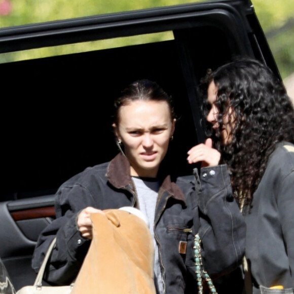 Exclusif - Lily-Rose Depp et sa compagne 070 Shake (Danielle Balbuena) seraient en train d'emménager dans une nouvelle maison dans les collines de Los Angeles le 11 novembre 2023. Lily-Rose a pris soin d'apporter sa peluche préférée ; un signe que le jeune couple va rester longtemps.