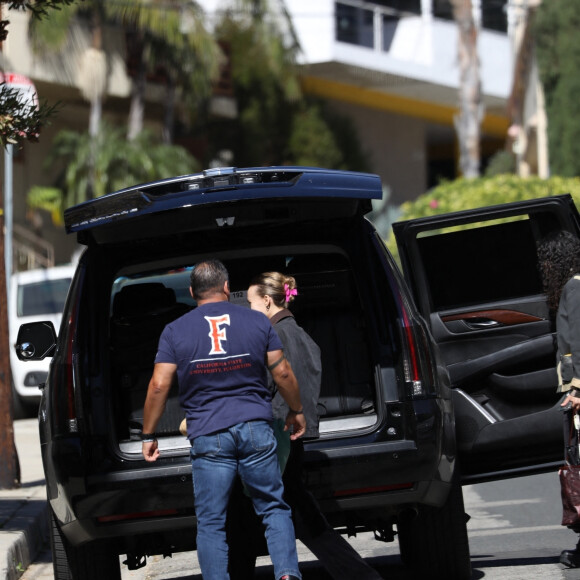 Exclusif - Lily-Rose Depp et sa compagne 070 Shake (Danielle Balbuena) seraient en train d'emménager dans une nouvelle maison dans les collines de Los Angeles le 11 novembre 2023. Lily-Rose a pris soin d'apporter sa peluche préférée ; un signe que le jeune couple va rester longtemps.