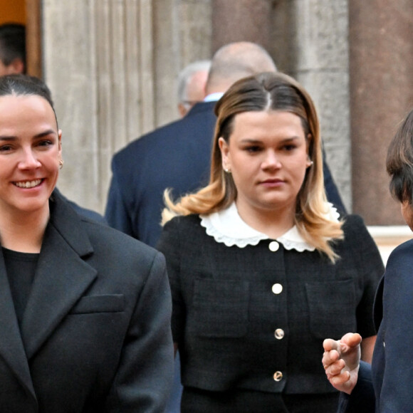 Pauline Ducruet, Camille Gottlieb, la princesse Stéphanie de Monaco et le père Penzo - Sortie de la famille princière de la messe en mémoire du prince Rainier III en la cathédrale de Monaco le 5 avril 2023. © Bruno Bebert / Bestimage 