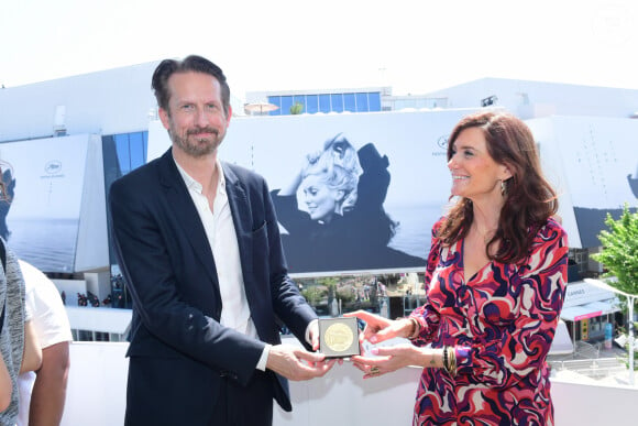 Sam Bobino, président du Festival de La Baule et délégué général de la Semaine du Cinema Positif, décoré au 76ème Festival International du Film de Cannes de la Médaille de l'Assemblée Nationale, remise par la députée de Loire Atlantique Sandrine Josso, pour son engagement en faveur de la culture. © Rachid Bellak/Bestimage 