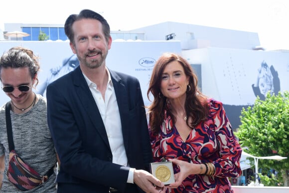 Sam Bobino, président du Festival de La Baule et délégué général de la Semaine du Cinema Positif, décoré au 76ème Festival International du Film de Cannes de la Médaille de l'Assemblée Nationale, remise par la députée de Loire Atlantique Sandrine Josso, pour son engagement en faveur de la culture. © Rachid Bellak/Bestimage 