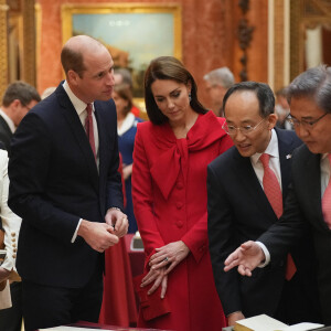 Heureusement, le président de la Corée du Sud n'a rien remarqué ! 
Le prince William, prince de Galles, et Catherine (Kate) Middleton, princesse de Galles, avec Choo Kyungho, vice-premier ministre coréen et Park Jin, ministre coréen des Affaires étrangères, regardent une exposition spéciale d'objets de la collection royale relative à la République de Corée dans la galerie de photos du palais de Buckingham à Londres, Royaume Uni, le 21 novembre 2023. 