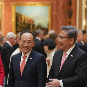 Le prince William, prince de Galles, et Catherine (Kate) Middleton, princesse de Galles, avec Choo Kyungho, vice-premier ministre coréen et Park Jin, ministre coréen des Affaires étrangères, regardent une exposition spéciale d'objets de la collection royale relative à la République de Corée dans la galerie de photos du palais de Buckingham à Londres, Royaume Uni, le 21 novembre 2023. 