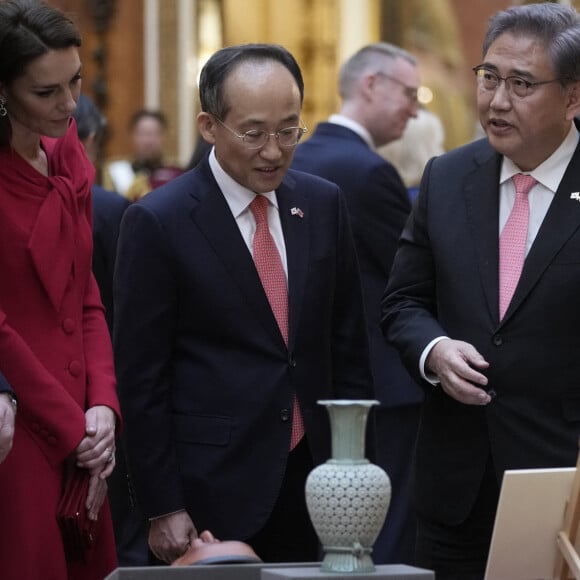 Le prince William, prince de Galles, et Catherine (Kate) Middleton, princesse de Galles, avec Choo Kyungho, vice-premier ministre coréen et Park Jin, ministre coréen des Affaires étrangères, regardent une exposition spéciale d'objets de la collection royale relative à la République de Corée dans la galerie de photos du palais de Buckingham à Londres, Royaume Uni, le 21 novembre 2023. 