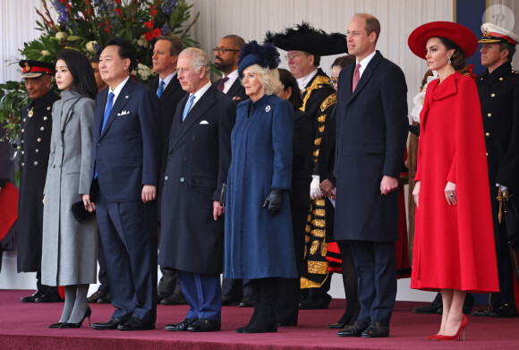 En effet, il ne l'a pas attendue pour se placer sur l'estrade.
Le président de la Corée du Sud, Yoon Suk Yeol, et sa femme Kim Keon Hee, Le roi Charles III d'Angleterre et Camilla Parker Bowles, reine consort d'Angleterre, Le prince William, prince de Galles, et Catherine (Kate) Middleton, princesse de Galles, - Cérémonie de bienvenue du président de la Corée du Sud à Horse Guards Parade à Londres, le 21 novembre 2023. 