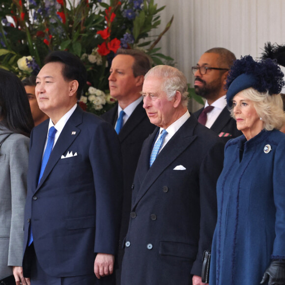 En effet, il ne l'a pas attendue pour se placer sur l'estrade.
Le président de la Corée du Sud, Yoon Suk Yeol, et sa femme Kim Keon Hee, Le roi Charles III d'Angleterre et Camilla Parker Bowles, reine consort d'Angleterre, Le prince William, prince de Galles, et Catherine (Kate) Middleton, princesse de Galles, - Cérémonie de bienvenue du président de la Corée du Sud à Horse Guards Parade à Londres, le 21 novembre 2023. 