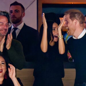 Le prince Harry, duc de Sussex et Meghan Markle, duchesse de Sussex, assistent au match de hockey des Canucks de Vancouver, Colombie-Britannique, Canada, le 20 novembre 2023.