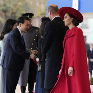 Le président de la Corée du Sud, Yoon Suk Yeol, le prince William et Kate Middleton - Cérémonie de bienvenue du président de la Corée du Sud à Horse Guards Parade à Londres, le 21 novembre 2023. 