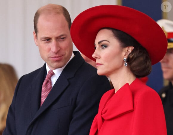 ... sans aucun retour de la part de leurs parents.
Le prince William, prince de Galles, et Catherine (Kate) Middleton, princesse de Galles, - Cérémonie de bienvenue du président de la Corée du Sud à Horse Guards Parade à Londres.