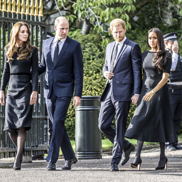 D'après Omid Scobie, expert royal et amie de Harry et Meghan, Kate Middleton et le prince William n'auraient pas pris la peine d'envoyer le moindre message de remerciements.
Le prince de Galles William, la princesse de Galles Kate Catherine Middleton, le prince Harry, duc de Sussex, Meghan Markle, duchesse de Sussex