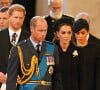 On le sait, les relations entre les princes Harry et Williams sont tendues.
Le prince Harry, duc de Sussex, Meghan Markle, duchesse de Sussex, Kate Catherine Middleton, princesse de Galles, le prince de Galles William - Procession cérémonielle du cercueil de la reine Elisabeth II du palais de Buckingham à Westminster Hall à Londres.