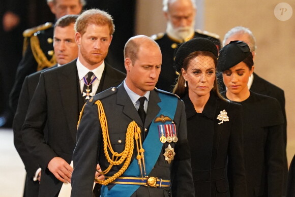 On le sait, les relations entre les princes Harry et Williams sont tendues.
Le prince Harry, duc de Sussex, Meghan Markle, duchesse de Sussex, Kate Catherine Middleton, princesse de Galles, le prince de Galles William - Procession cérémonielle du cercueil de la reine Elisabeth II du palais de Buckingham à Westminster Hall à Londres.