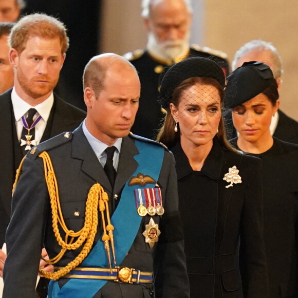 On le sait, les relations entre les princes Harry et Williams sont tendues.
Le prince Harry, duc de Sussex, Meghan Markle, duchesse de Sussex, Kate Catherine Middleton, princesse de Galles, le prince de Galles William - Procession cérémonielle du cercueil de la reine Elisabeth II du palais de Buckingham à Westminster Hall à Londres.