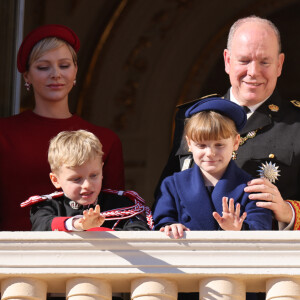 La princesse Charlene et le prince Albert II de Monaco, leurs enfants le prince Jacques et la princesse Gabriella - La famille princière de Monaco au balcon du palais, à l'occasion de la Fête Nationale de Monaco. Le 19 novembre 2023 © Claudia Albuquerque / Bestimage