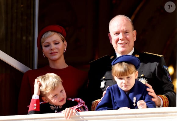 A savoir Jacques et Gabriella, nés de son mariage avec le prince Albert.
Le prince Albert II et la princesse Charlene de Monaco, et leurs enfants le prince Jacques et la princesse Gabriella - La famille princière de Monaco au balcon du palais, à l'occasion de la Fête Nationale de Monaco. Le 19 novembre 2023 © Dominique Jacovides-Bruno Bebert / Bestimage 