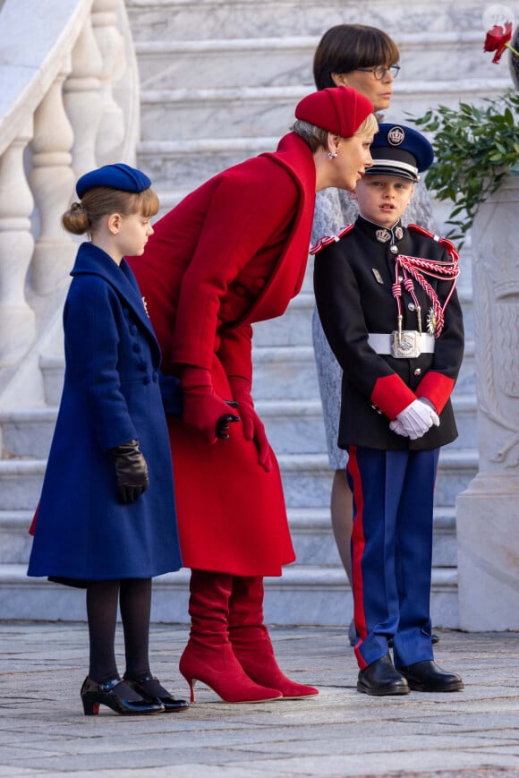 La princesse Gabriella, la princesse Charlene, le prince Jacques de Monaco, la princesse Stéphanie de Monaco - La famille princière monégasque dans la cour d'honneur du palais lors de la la fête nationale à Monaco, le 19 novembre 2023. La famille princière monégasque assiste à la prise d'armes, puis à la cérémonie de remise des médailles et à un défilé militaire sur la place du palais princier. © Olivier Huitel / Pool Monaco / Bestimage