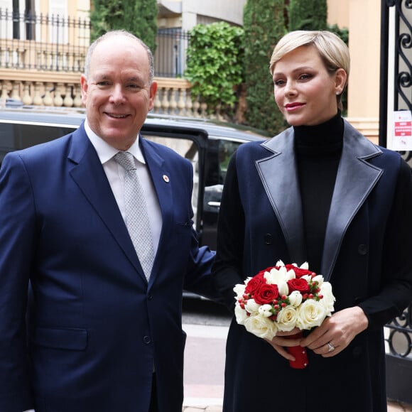 Le prince Albert II de Monaco et la princesse Charlène de Monaco assistent à la distribution des cadeaux dans le cadre de la fête nationale monégasque qui aura lieu le 19 novembre, au siège de la Croix Rouge monégasque à Monaco, le 16 novembre 2023. © Jean-Charles Vinaj/Pool Monaco/Bestimage