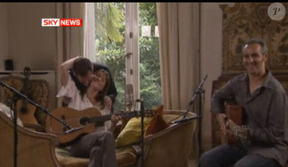 Carla Bruni enlacée par Nicolas Sarkozy - images du documentaire de Sky News du mois de mars 2010