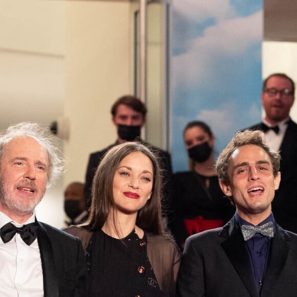 Arnaud Desplechin, Marion Cotillard, Benjamin Siksou - Montée des marches du film « Frère et Soeur » lors du 75ème Festival International du Film de Cannes. Le 20 mai 2022 © Cyril Moreau / Bestimage  Red carpet of the movie « Brother and Sister (Frère et Soeur) » during the 75th Cannes International Film Festival. On may 20th 2022 