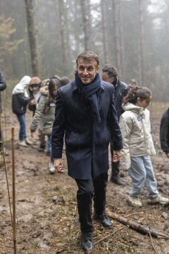 Quelle n'a pas dû être la surprise pour l'équipe de ce bar PMU de recevoir la visite impromptue du chef de l'État français. Et le voir jouer au loto de la biodiversité.
Le président de la République française Emmanuel Macron s'adresse aux 80 récipiendaires de la Médaille de la sécurité intérieure, suite à leur mobilisation contre les feux de forêt à l'été 2022, à Orgelet, le 24 novembre 2023. Lors de sa visite dans le Jura, le chef de l'Etat a lancé le programme, "1 jeune, 1 arbre". © Eliot Blondet / pool / Bestimage
Le président de la République française Emmanuel Macron parcourt la forêt jurassienne, à l'occasion du lancement du programme "1 jeune, 1 arbre" à Moirans-en-Montagne, le 24 novembre 2023. Le chef de l'Etat a replanté une parcelle avec des élèves de 6ème et 5ème des collèges Michel Brézillon d'Orgelet, Pierre Vernotte de Moirans-en-Montagne et Xavier Bichat d'Arinthod. © Eliot Blondet / Pool / Bestimage