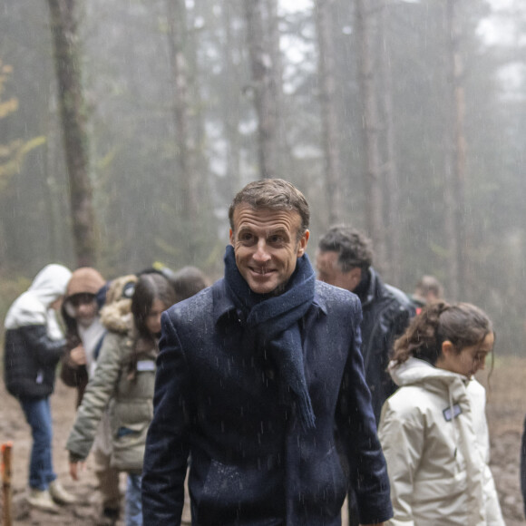 Quelle n'a pas dû être la surprise pour l'équipe de ce bar PMU de recevoir la visite impromptue du chef de l'État français. Et le voir jouer au loto de la biodiversité.
Le président de la République française Emmanuel Macron s'adresse aux 80 récipiendaires de la Médaille de la sécurité intérieure, suite à leur mobilisation contre les feux de forêt à l'été 2022, à Orgelet, le 24 novembre 2023. Lors de sa visite dans le Jura, le chef de l'Etat a lancé le programme, "1 jeune, 1 arbre". © Eliot Blondet / pool / Bestimage
Le président de la République française Emmanuel Macron parcourt la forêt jurassienne, à l'occasion du lancement du programme "1 jeune, 1 arbre" à Moirans-en-Montagne, le 24 novembre 2023. Le chef de l'Etat a replanté une parcelle avec des élèves de 6ème et 5ème des collèges Michel Brézillon d'Orgelet, Pierre Vernotte de Moirans-en-Montagne et Xavier Bichat d'Arinthod. © Eliot Blondet / Pool / Bestimage